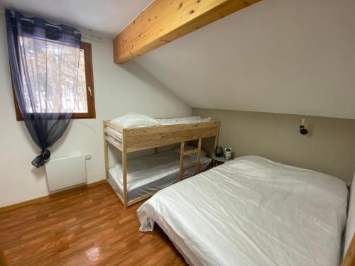 a bedroom with a bunk bed and a window at Chalet 6 / 8 personnes Super Dévoluy in Superdevoluy