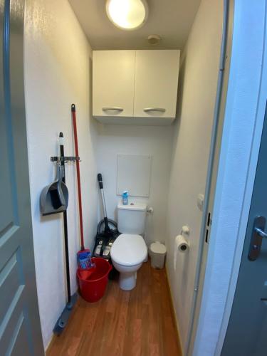 a small bathroom with a toilet in a room at Chalet 6 personnes Super Dévoluy in Superdevoluy