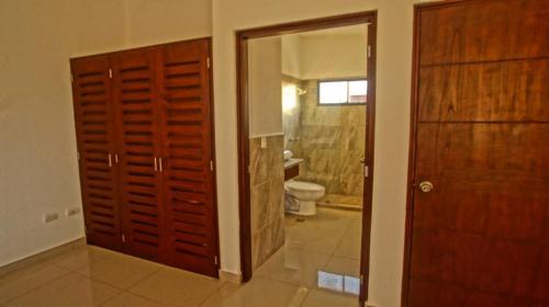 ein Badezimmer mit einem WC und einer Holztür in der Unterkunft Mary´s House in Granada