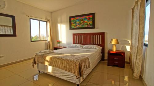 - une chambre avec un grand lit et une fenêtre dans l'établissement Mary´s House, à Granada
