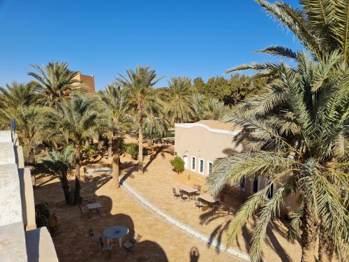 an aerial view of a resort with palm trees at Hotel Pansy in Ksar Ghilane