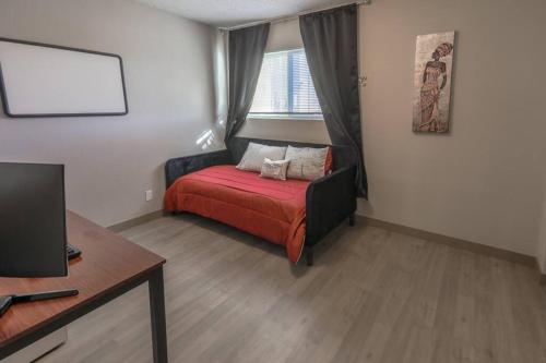 ラスベガスにあるSpacious Condo Close to Sphereのベッドと窓のある小さな部屋