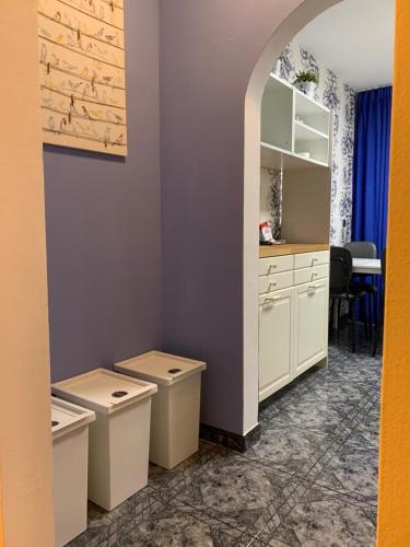 uma casa de banho com dois WC num quarto em Leon’s Apartment em Krefeld