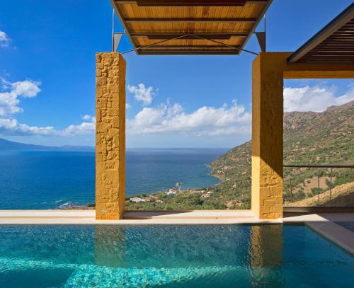 Beachfront Ravdoucha Epavlis Eleni Villa - Pool, Hot Tub, Gym, Sauna, Private Parking, WiFi