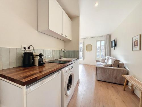 - une cuisine avec lave-linge et sèche-linge dans la chambre dans l'établissement Charmant Appartement - Avec Balcon & Climatisation - Les Frères de la Loc', à Marseille