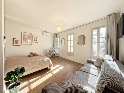 - une chambre avec un lit et un canapé dans l'établissement Charmant Appartement - Avec Balcon & Lumineux - Les Frères de la Loc', à Marseille