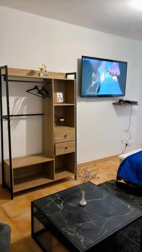 un salon avec une télévision à écran plat sur un mur dans l'établissement Fleur de sel studio, à Tarascon