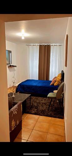 une chambre avec un lit, une table et une fenêtre dans l'établissement Fleur de sel studio, à Tarascon