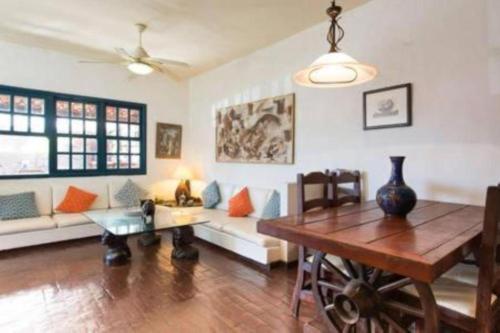 布希奧斯的住宿－Casa do canto，客厅配有桌子和沙发
