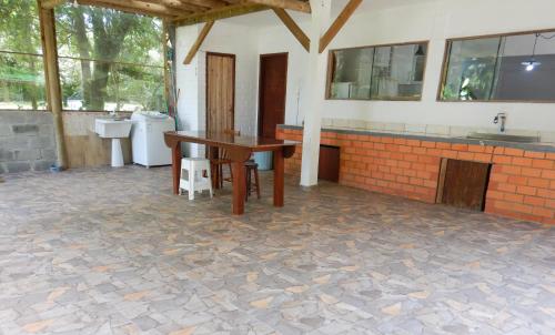 インビトゥバにあるLagoa Hospedariaのテーブル、洗面台、バスルームが備わる客室です。