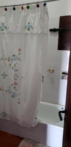 a shower curtain with flowers on it in a bathroom at ARK - Una casa con sabor a hogar in Cachí