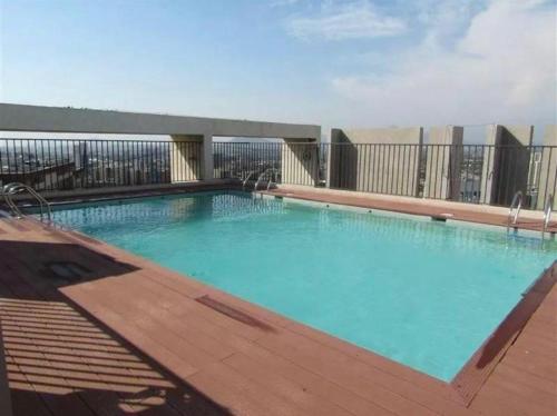 a large swimming pool on top of a building at Departamento a pasos de la salud que necesitas in Santiago