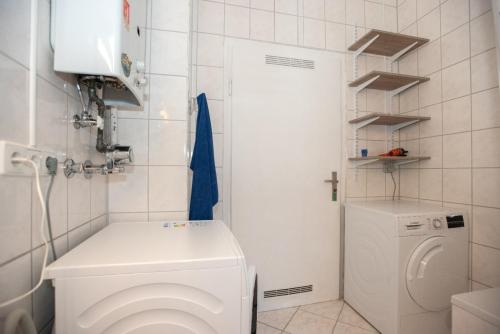 łazienka z toaletą i pralką w obiekcie Gästezimmer Eggert w mieście Pforzheim