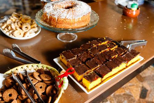 a table with a chocolate cake and a bowl of cookies at Hotel Morro De Santo Agostinho in Serra Negra