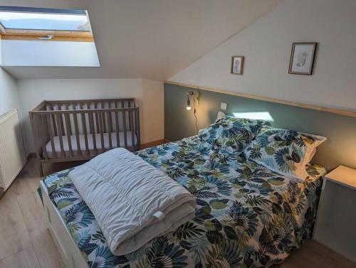 - une chambre avec un lit et un lit bébé dans l'établissement Appartement spacieux / T2 refais à neuf / proche centre, à Chambéry