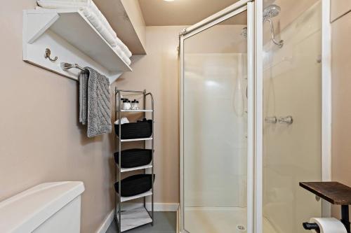 ein Bad mit einer Dusche und einer Glastür in der Unterkunft Exquisite Haven Min To Dt,bsu,& Apt Parking in Boise