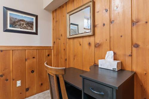 Zimmer aus Holz mit einem Schreibtisch und einem Spiegel in der Unterkunft Exquisite Haven Min To Dt,bsu,& Apt Parking in Boise