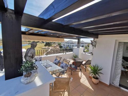 Ein Balkon oder eine Terrasse in der Unterkunft Penthouse Golf Hacienda Riquelme