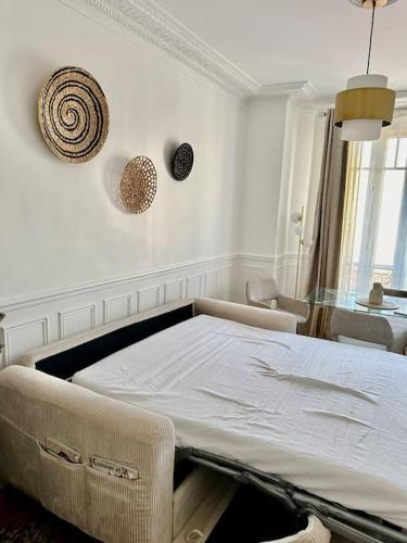 a white room with a bed and a window at Appartement refait à neuf au pied de paris Paris in Saint-Ouen