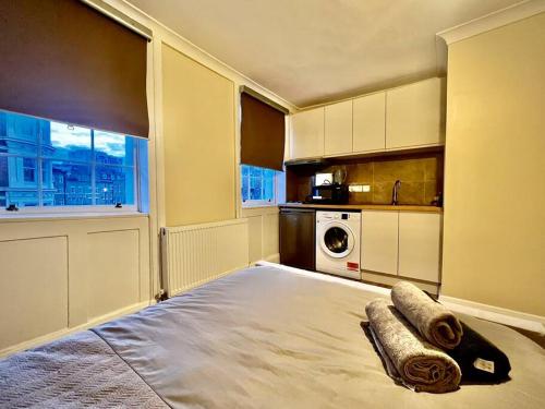 um quarto com uma cama com toalhas em C.London, Zone 1. Double Studio, moments from Oxford St em Londres