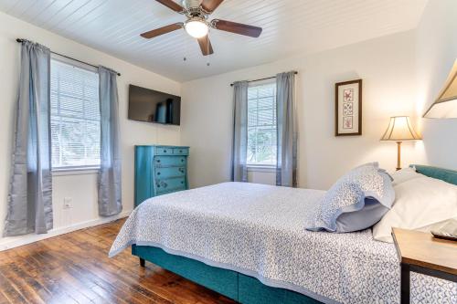 Ένα ή περισσότερα κρεβάτια σε δωμάτιο στο Charming Coastal Pensacola Home 1 Mi to Palafox St