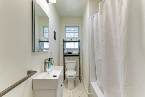 Ένα μπάνιο στο Charming Coastal Pensacola Home 1 Mi to Palafox St
