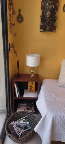 sypialnia z łóżkiem i stołem z lampką w obiekcie La casa de Su w mieście Neuquén