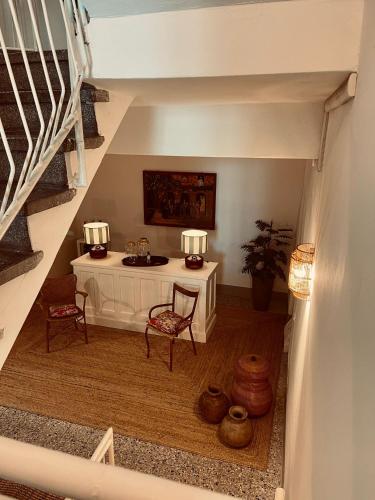 a room with a desk with two lamps and chairs at Miralago Casa Vacanze in Riva di Solto