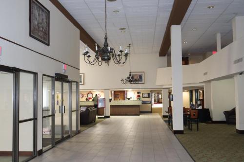an empty lobby of a hospital with a chandelier at Clarion Hotel & Conference Center Lansing West in Lansing