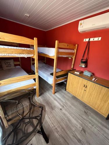 מיטה או מיטות קומותיים בחדר ב-Casa Conteiner en campo con playa privada. max 6 personas