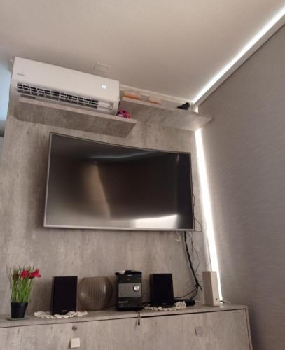 Una televisión o centro de entretenimiento en Condominio don Alfonso