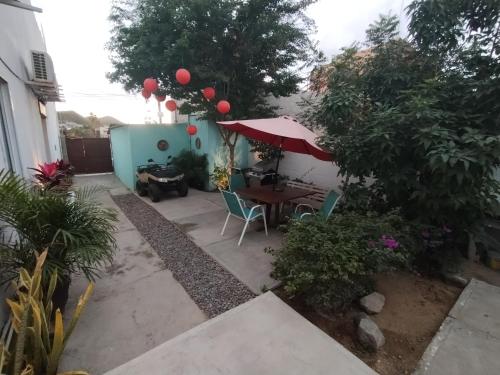 Un patio con una mesa y sillas y una sombrilla. en Tres Migueles, estudio Anna, cerca de la marina, zona turistica y playa, en Cabo San Lucas
