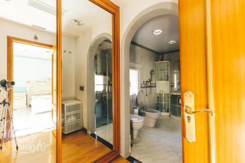 een badkamer met 2 toiletten en een glazen deur bij Luxurious 5 Bedroom Apartment in Moncloa-Aravaca in Madrid