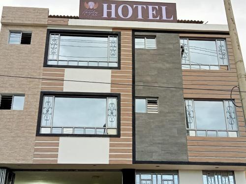 um edifício com janelas e uma placa de hotel em HOTEL ANGELES J&A em Tunja