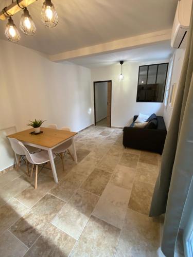 Photo de la galerie de l'établissement Appartement rénové 4 personnes, à Avignon