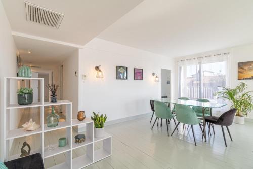 une salle à manger et un salon avec une table et des chaises dans l'établissement Unique Grand Penthouse in the heart of Toulouse, à Toulouse