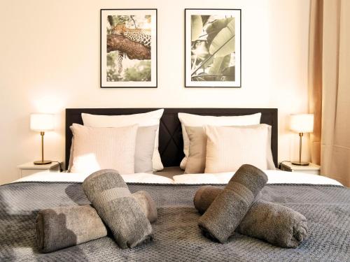 ein Schlafzimmer mit einem großen Bett mit flauschigen Kissen in der Unterkunft Fynbos Penthouse Deluxe, Balkon, Parkplatz in Straubing