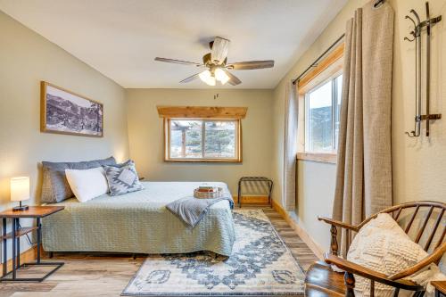 Schlafzimmer mit einem Bett und einem Fenster in der Unterkunft Idyllic Rye Cabin Deck with Mountain Views! 
