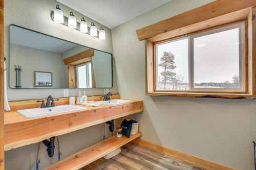 ein Bad mit einem Waschbecken und einem Spiegel in der Unterkunft Idyllic Rye Cabin Deck with Mountain Views! 