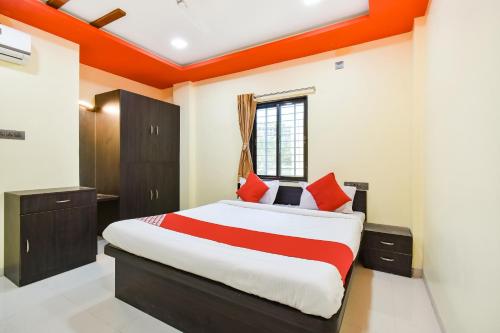 um quarto com uma cama grande e uma janela em OYO Flagship Hotel Manish Inn em Aurangabad