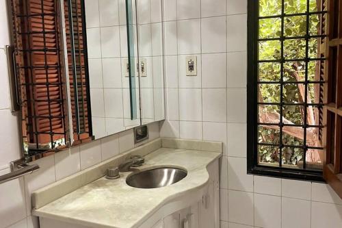 ein Bad mit einem Waschbecken und einem Spiegel in der Unterkunft Chalet del Sol in Ciudad Lujan de Cuyo