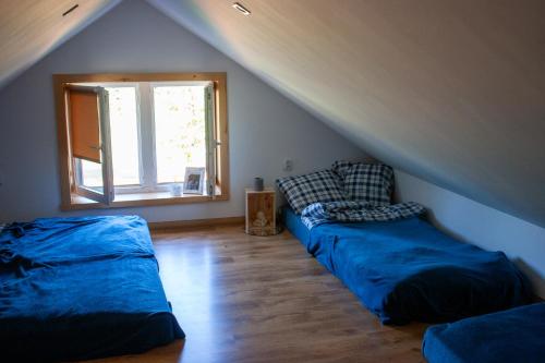 Ένα ή περισσότερα κρεβάτια σε δωμάτιο στο Ranczo Molikówka