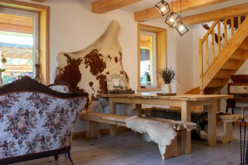 - une salle à manger avec une table et des chaises en bois dans l'établissement Ranczo Molikówka, 