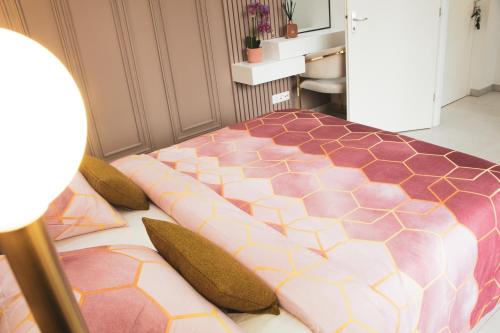 1 dormitorio con 1 cama grande de color rosa y blanco en Daloospa luxe 5*, en Drancy