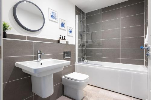 Fletcher's Gate في إينفيرنيس: حمام مع حوض ومرحاض ومرآة