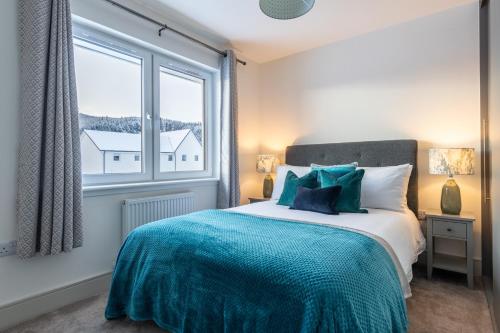 1 dormitorio con cama y ventana grande en Fletcher's Gate en Inverness