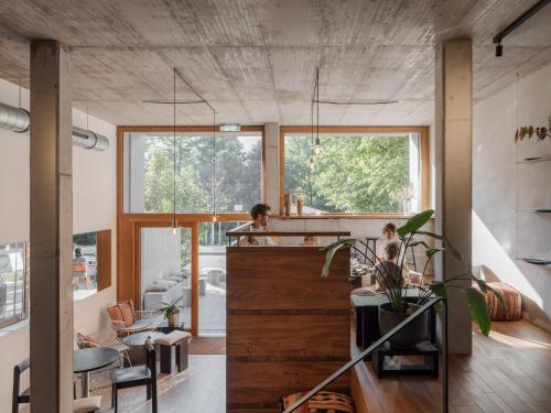 zwei Personen sitzen in einem Wohnzimmer in einem Haus in der Unterkunft ArtBau Designhotel in Waldkirch