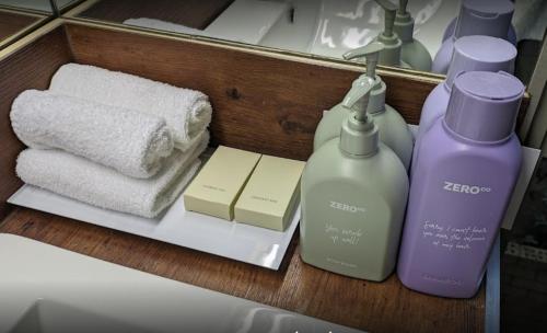 półka z ręcznikami i zestawem kosmetyków w obiekcie Morwell Motel w mieście Morwell