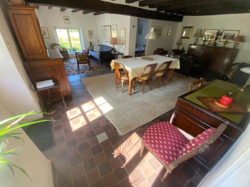an overhead view of a living room with a table and chairs at Jolie maison de campagne au bord d'un ruisseau in Vinon