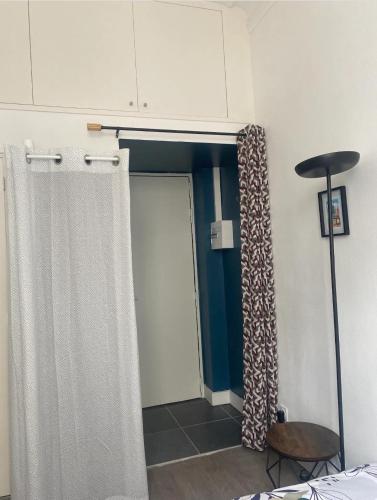 a room with a closet with a door and a curtain at Studio Vincennes centre in Vincennes